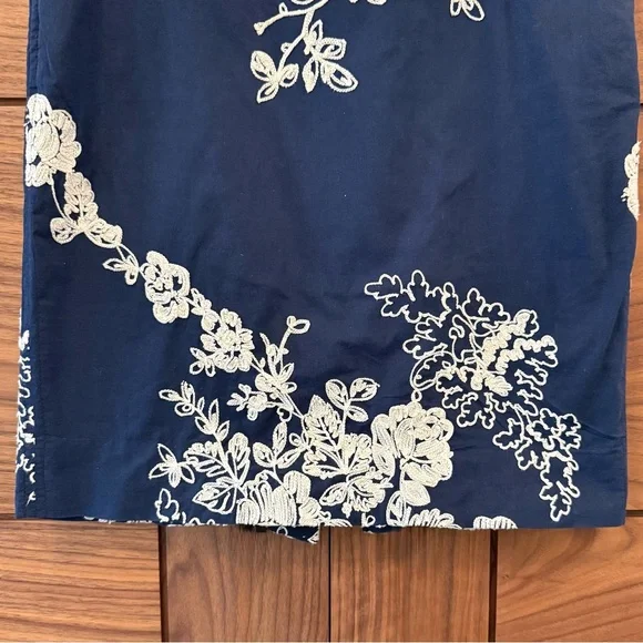 J Crew Navy "The Pencil Skirt" with Cream Floral Embroidery - Sz 2 - Picture 3 of 8